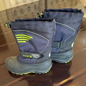 Kamik snow boots. Size 2. Color is navy.